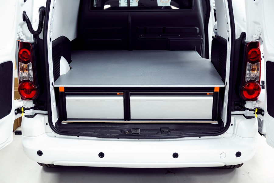 Los suelos dobles y sobreelevados le ayudan maximizar el espacio interior de su vehículo de trabajo.