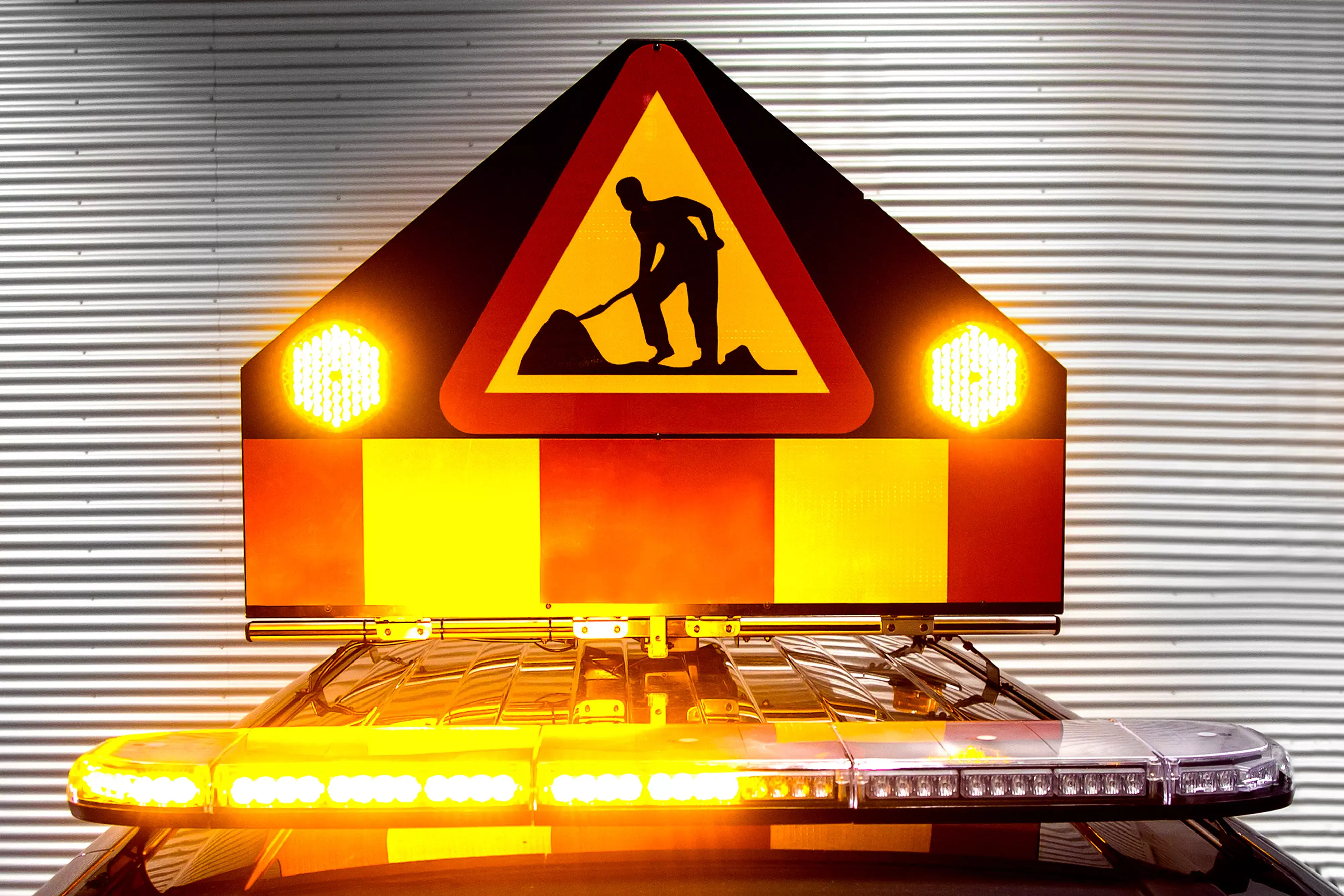 Luces de emergencia, luces flash y productos para señalización de trabajos en vías públicas